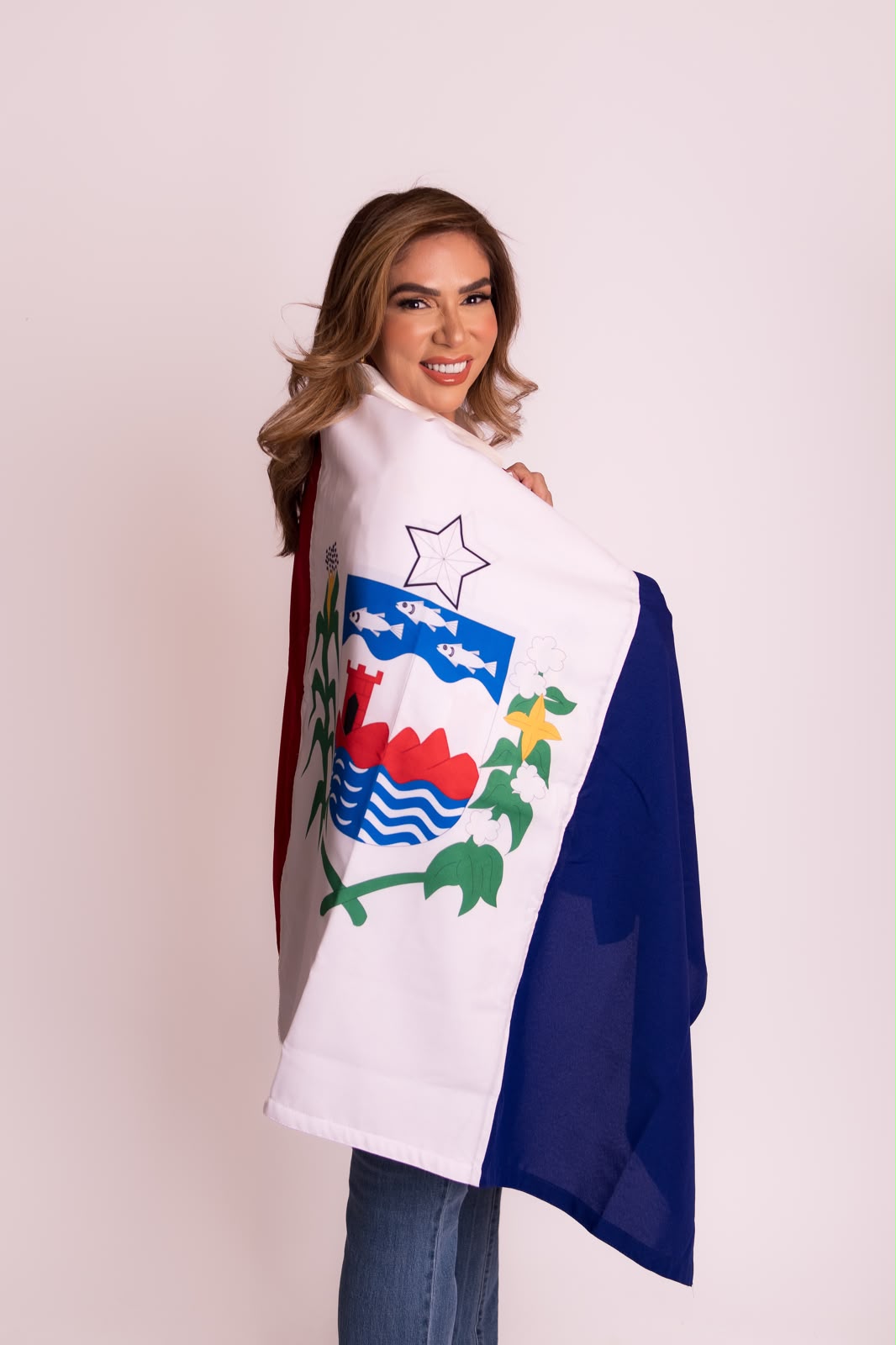 Amarides Kümmer com a bandeira de Alagoas